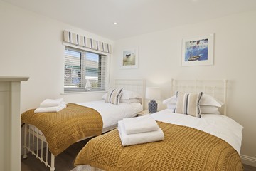 Twin bedroom with ensuite bath room