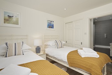 Twin bedroom